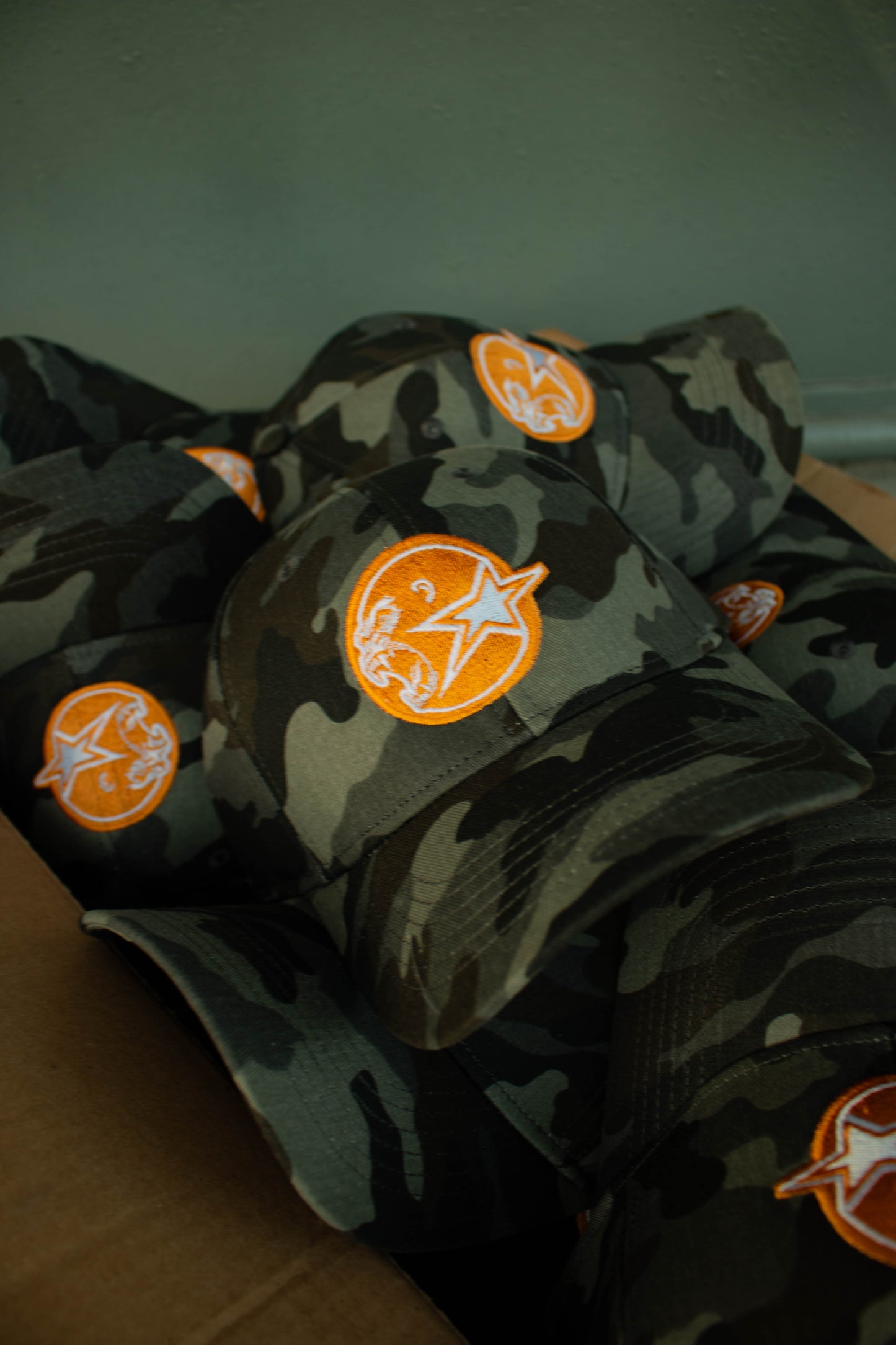CAP ORANGE CAMMO